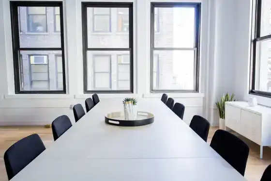 Salle de réunion minimaliste avec longue table